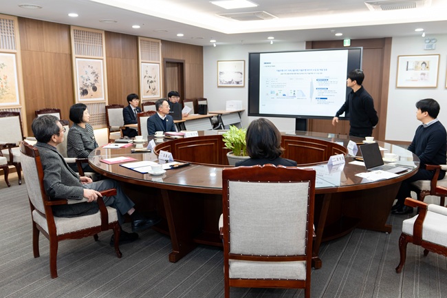 ▲ 강릉시가 5일 현대자동차와 교통소외지역 자율주행 DRT(수요 응답형 교통) 실증을 위한 업무협약을 체결했다. ⓒ강릉시