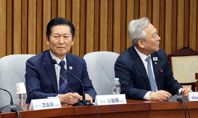 ▲ 정청래 더불어민주당 대표와 초선 의원들이 5일 오후 서울 여의도 국회에서 조국혁신당과의 합당 논의 관련 간담회를 하고 있다. ⓒ뉴시스