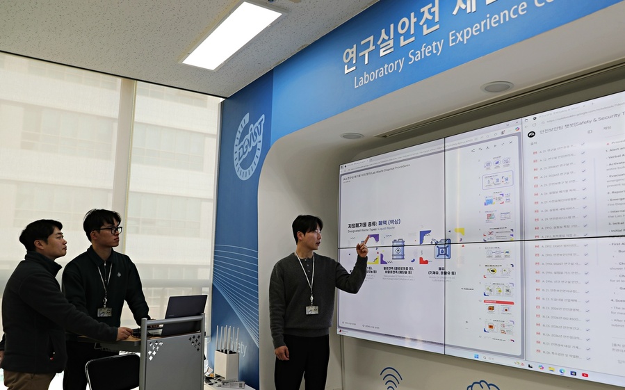 ▲ DGIST 안전보안팀 담당자(좌측부터 권용우, 정욱진, 김상욱)가 'AI 안전 챗봇' 개발 관련 회의를 진행하고 있다.ⓒDGIST