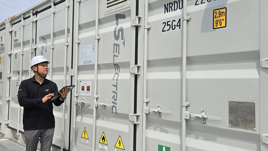 ▲ LS일렉트릭 관계자가 일본 홋카이도에 설치된 계통연계 ESS를 점검하고 있는 있다. ⓒLS일렉트릭