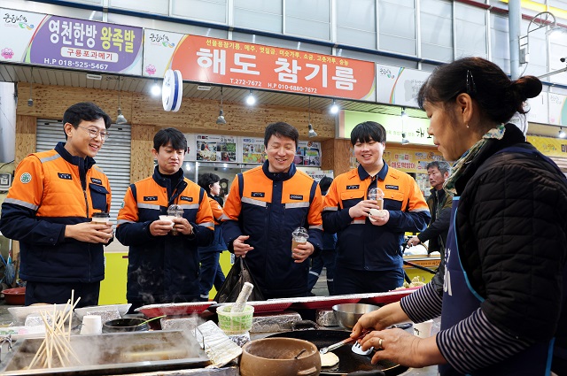 ▲ 포스코 직원들이 설 명절 맞아 전통시장에서 지역 상권 살리기에 나섰다.ⓒ포스코