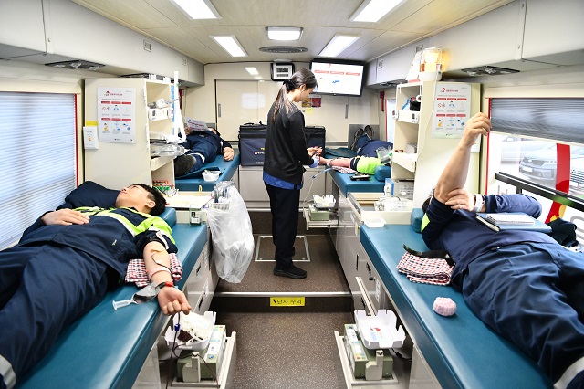 ▲ 포스코퓨처엠 포항사업장 임직원들이 5일 본사에 마련된 이동식 헌혈 버스에서 헌혈하고 있다.ⓒ포스코퓨처엠