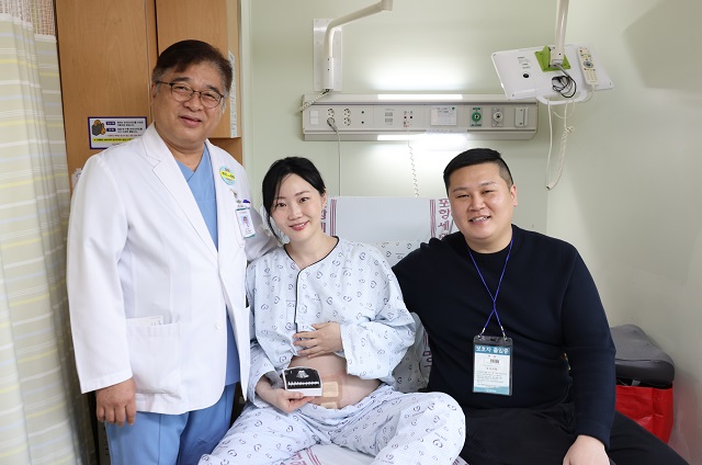 ▲ 포항세명기독병원 외과 서동권 부원장과 산모 김현아씨, 보호자가 함께 기념 촬영을 하고 있다.ⓒ세명기독병원