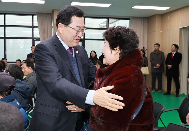 ▲ 지난 4일, 주낙영 시장이 선도동 주민자치센터에서 열린 2026년 현장소통마당에 참석한 주민과 인사를 나누며 현장의 목소리를 직접 듣고 있다.ⓒ경주시