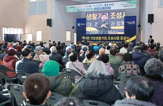 ▲ 지난 4일, 주낙영 시장이 산내문화공감센터에서 열린 2026년 현장소통마당에서 주민들과 인사를 나누며 소통하고 있다.ⓒ경주시