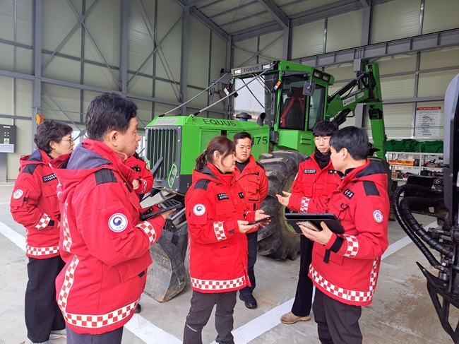 ▲ 임업기계장비고 점검 중인 송준호 북부지방산림청장. ⓒ북부지방산림청