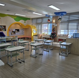 ▲ 경북교육청(교육감 임종식)은 아이들이 행복하게 배움을 실현할 수 있는 학교 환경 조성을 위해 ‘놀이 중심 공간 재구조화’ 사업으로 도내 초등학교 24교에 총 21억 9,350만 원을 지원한다(2025년 예천 지보초등학교 교실 및 복도 재구조화 사진).ⓒ경북교육청