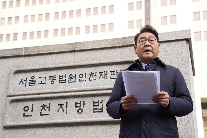 ▲ 8주간 '현장 대장정-민생투어'를 시작한 김교흥 더불어민주당 의원이 5일 인천 미추홀구 인천지방법원 앞에서 1인 시위를 하고 있다.ⓒ김교흥 의원실 제공