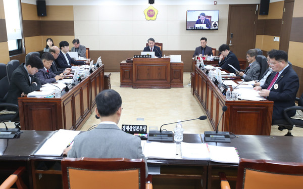 ▲ 인천시의회 산업경제위원회는 최근 열린 임시회에서‘인천e음(코나아이) 불법·부정행위 관련 행정사무조사 처리결과’를 보고 받고 대책을 논의했다.  ⓒ인천시의회 제공