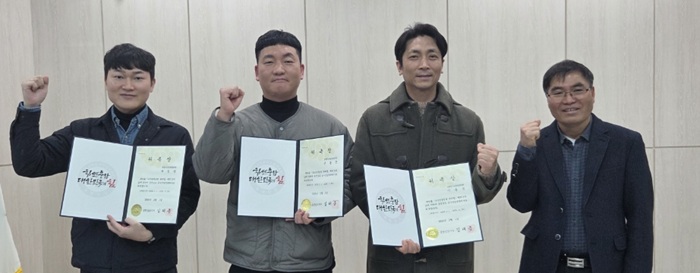 ▲ 충남도 수산자원연구소가 공수산질병관리사를 위촉한 뒤 기념촬영을 하고 있다.ⓒ충남도