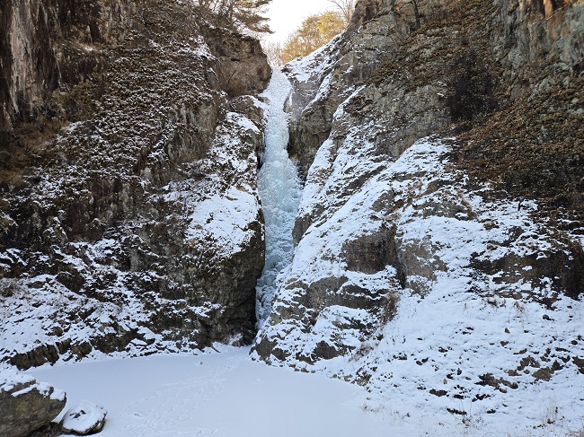 ▲ 빙벽 사이로 흐르는 물줄기가 장관을 이루고 있는 영동 옥계폭포.