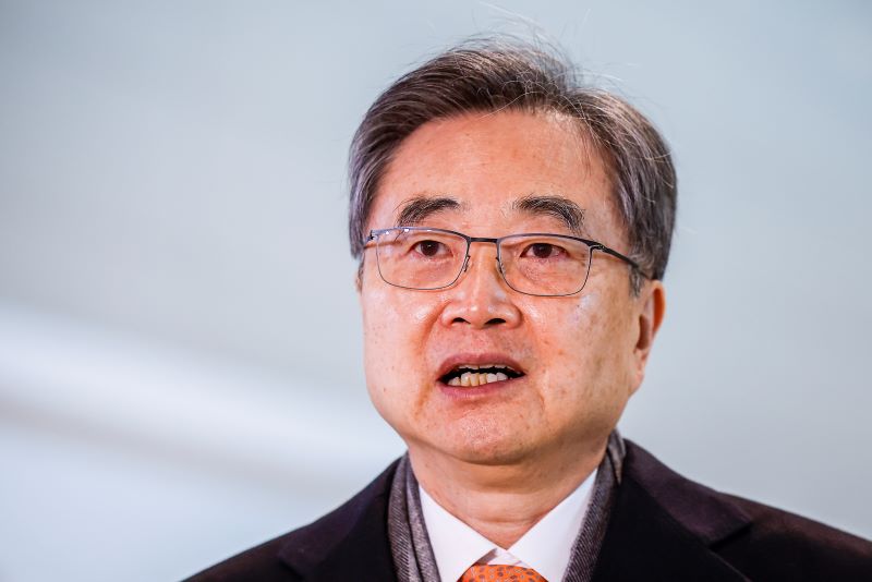 ▲ 조현 외교부 장관이 마코 루비오 국무장관 겸 국가안보보좌관과 한미 외교장관회담을 갖기 위해 지난 3일 인천국제공항을 통해 출국에 앞서 취재진 질문에 답하는 모습. ⓒ뉴시스