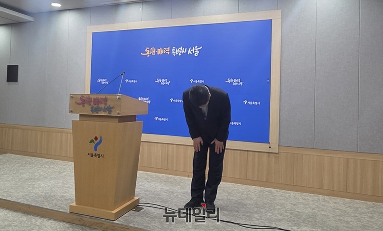 ▲ 한정훈 서울시 교통운영관이 6일 공유자전거 따릉이 개인정보 유출 사고와 관련한 브리핑에 앞서 대시민 사과를 하고 있다. ⓒ김승환 기자