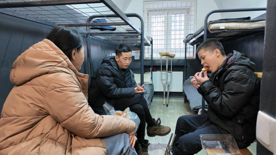 ▲ 지난해 10월 28일 우크라이나 수용소에서 북한군 포로들이 김영미 국제분쟁전문 PD와 인터뷰를 하는 모습. ⓒ겨레통일연대