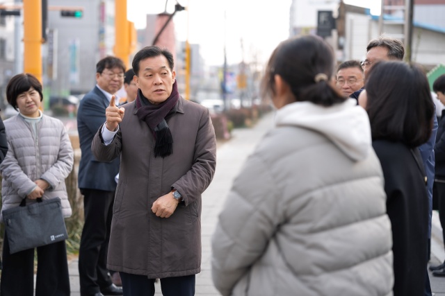 ▲ 이재준 수원시장이 인계초등학교 통학로에서 학부모들과 이야기를 나누고 있다. ⓒ수원시 제공