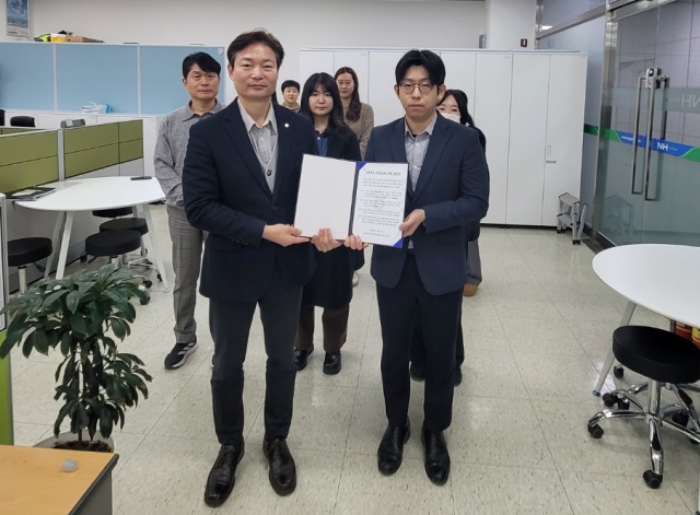 ▲ 한종학 농림수산업자신용보증기금 경기지역보증센터장(앞줄 왼쪽)이 직원들과 윤리의식 쇄신을 다짐한 후 기념촬영을 하고 있다. ⓒ경기농협 제공