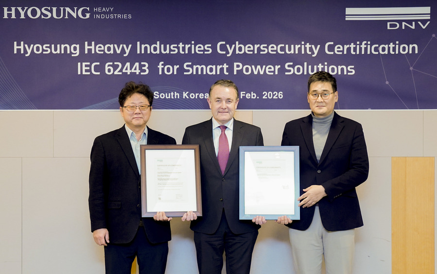 ▲ 효성중공업이 5일 산업 보안 국제표준 ‘IEC 62443-4-1’ 인증 획득을 기념하며 사진촬영을 하고 있다. ⓒ효성중공업