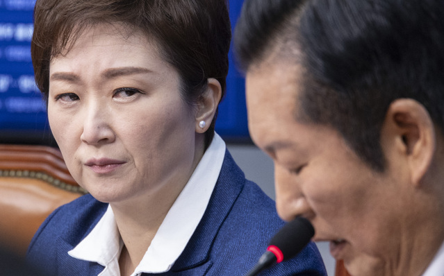 ▲ 더불어민주당 이언주 최고위원이 지난 2일 최고위원회의에서 정청래 대표의 조국혁신당과의 합당 제의의 의미와 향후 진행 과정에 대한 발언을 지켜보고 있는 모습. ⓒ연합뉴스