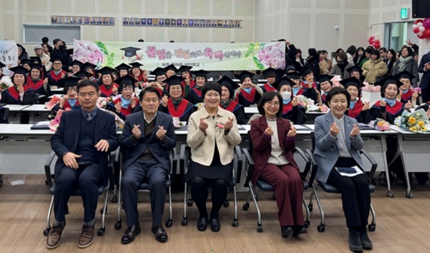 ▲ 파주시 금촌1동 행정복지센터에서 파주한마음교육관 중학 학력인정 성인문해교육 졸업식이 열렸다 ⓒ파주시 제공
