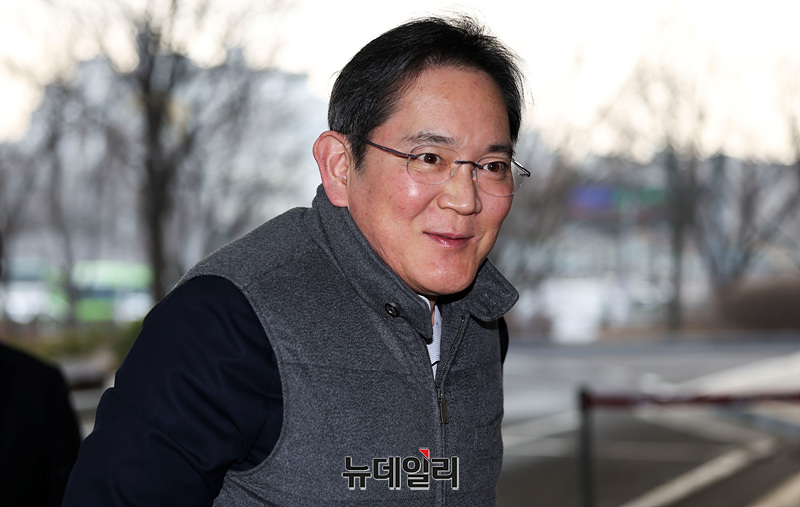 ▲ 이재용 삼성전자 회장이 5일 오전 서울 강서구 김포국제공항 비즈니스항공센터를 통해 밀라노로 출국하는 모습ⓒ서성진 기자