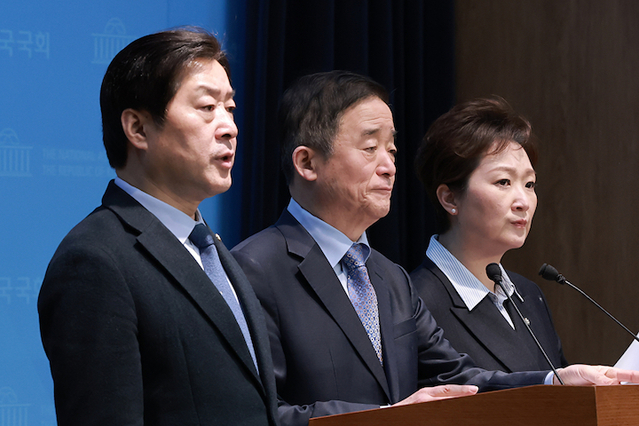 ▲ 황명선(왼쪽부터)·강득구·이언주 더불어민주당 최고위원이 6일 국회 소통관에서 민주당과 조국혁신당 간 합당 논의를 중단할 것을 촉구하고 있다. ⓒ연합뉴스