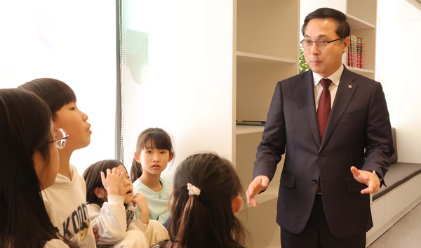 ▲ 다함께돌봄센터 9호점에서 박희조 동구청장이 아이들과 대화하고 있다.ⓒ동구