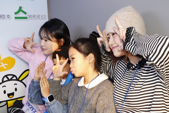 ▲ 한국도로공사 강원본부가 5일 지역 대학생들과 함께 횡성지역아동센터를 방문해 교통안전 의식을 높이기 위한 '안전네컷' 체험 봉사활동을 실시했다. ⓒ한국도로공사 강원본부