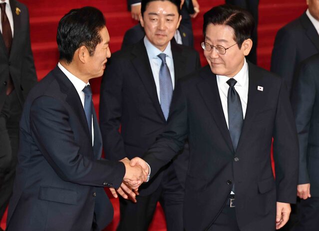 ▲ 이재명 대통령이 지난해 11월 4일 국회에서 열린 2026년도 예산안 및 기금운용계획안에 대한 정부의 시정연설을 마치고 국회를 나서며 정청래 더불어민주당 대표와 악수하는 모습. ⓒ뉴시스