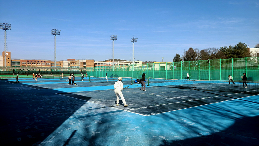 ▲ 성사체육공원 내 시립 테니스장에서 고양시 여성테니스연맹 회원들이 테니스를 치고 있다 ⓒ고양특례시 제공