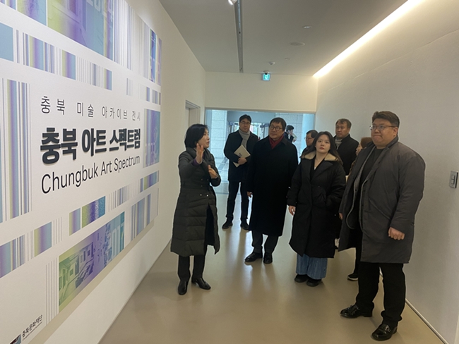 ▲ 최정훈 충북도의회 행문위원장(오른쪽)이 6일 충북 문화예술복합시설을 방문해 주요 시설 운영 현황을 점검하고 있다.ⓒ충북도의회