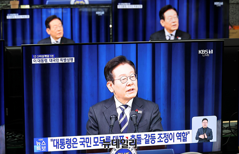 ▲ 서울 용산구 전자랜드에서 이재명 대통령 대국민 특별성명 및 기자회견 화면이 송출되고 있다. ⓒ서성진 기자