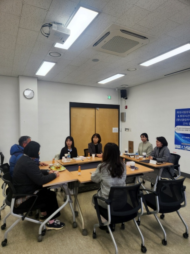 ▲ 화성시립양감작은도서관과 정신건강복지센터 향남분소가 업무협약을 진행하고 있다ⓒ화성시 제공