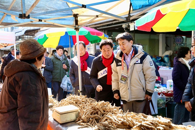 ▲ 김진태 강원특별자치도지사와 김명기 횡성군수가 6일 횡성전통시장에서 '설 맞이 장보기 행사와 물가안정 캠페인'을 전개했다. ⓒ횡성군