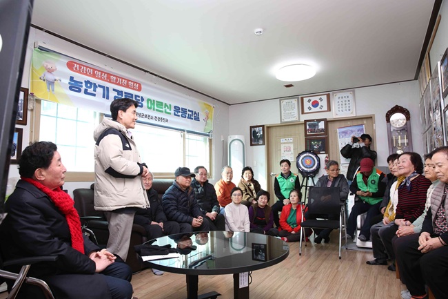 ▲ 김진태 도지사와 김명기 횡성군수는 횡성읍 읍하2리 경로당에서 한파 쉼터 운영 현황을 합동 점검하고 주민들의 생생한 목소리를 청취했다. ⓒ횡성군