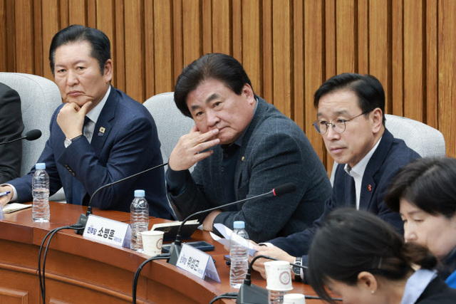 ▲ 정청래 더불어민주당 대표가 6일 국회에서 3선 의원들과 간담회를 하며 간담회가 비공개로 전환되기를 기다리고 있다. 왼쪽부터 정 대표, 소병훈 의원과 위성곤 의원. ⓒ연합뉴스