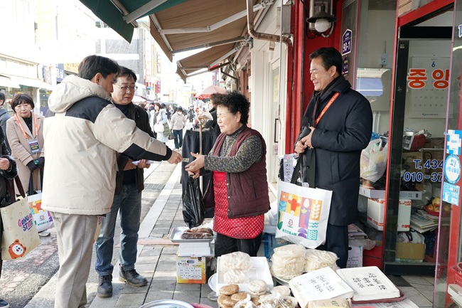 홍천군, 6일 강원특별자치도와 함께 '설맞이 전통시장 장보기 행사' 나서