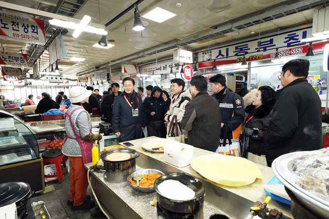 ▲ 6일 김진태 강원특별자치도지사와 신영재 홍천군수, 경제단체, 도 공무원교육원 직원, 홍천군 경제진흥과 직원 등 50여 명은 홍천중앙시장과 홍천시장 일대를 돌며 설맞이 장보기와 지역사랑상품권 이용, 소비 촉진 캠페인을 전개했다. ⓒ홍천군