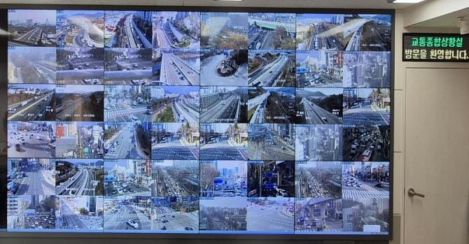 ▲ 대구시는 귀성객과 시민들이 안전하고 편리하게 설 연휴를 보낼 수 있도록 2월 13일부터 18일까지 6일간 ‘설 연휴 특별교통대책’을 추진한다.(교통상황실 사진).ⓒ대구시