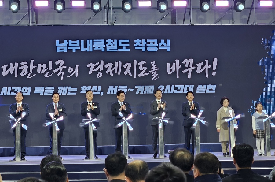 ▲ 착공식은 경남 거제시 둔덕면 일원에서 열렸으며, 대통령과 국토교통부 장관, 경상북도지사와 경상남도지사, 지역 국회의원, 경유 지자체장, 지역 주민 등이 참석해 사업 추진을 공식화했다.ⓒ경북도