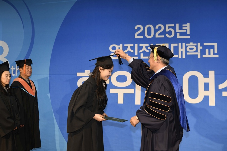 ▲ 대구 영진전문대학교가 2025학년도 학위수여식을 열고 미래 산업 현장과 지역사회를 이끌 인재들을 대거 배출했다(6일 개최된 영진전문대학교 제48회 학위수여식 모습). ⓒ영진전문대