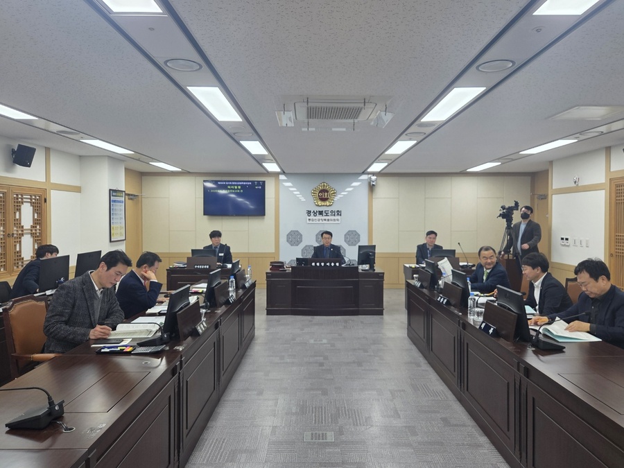 ▲ 경북도의회 통합신공항특별위원회가 2026년도 주요 업무 보고를 통해 통합신공항 사업의 추진 현황을 점검하고, 예산 확보와 연계 사업 추진 과정에서의 현안에 대해 심도 있는 논의했다.ⓒ경북도의회