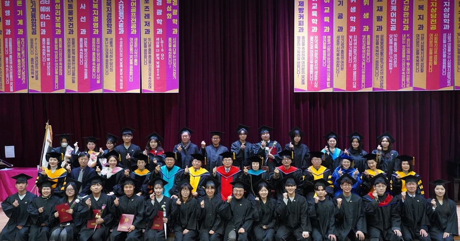 ▲ 졸업생대표와 수상자들이 대학 보직자와 함께 기념촬영하고 있다.ⓒ수성대