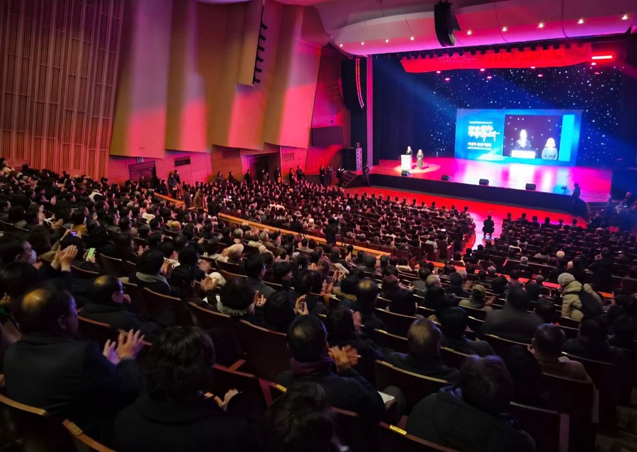 ▲ 7일 오후 2시부터 포항문화예술회관 대공연장에서 열린 기념회에는 지역 원로와 정관계, 학계 인사 및 경북도민 등 7000여명의 축하객들이 몰려 대성황을 이뤘다.ⓒ이강덕 시장 제공