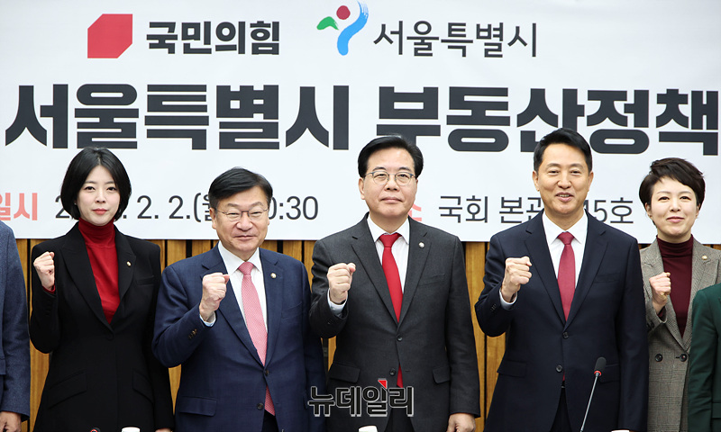 ▲ 오세훈의 속셈은 무엇인가. 5선 서울시장인가, 국힘 당대표인가. 서울시장 당선은커녕 당내 경선 통과 가능성도 불투명해지자, 당대표를 노리는 것 아닌가 하는 당내외 관측이 많다. 송언석 원내내표도 참석한 《국민의힘-서울시 부동산정책협의회》후 또 장동혁 대표를 공격했다. ⓒ 서성진 기자