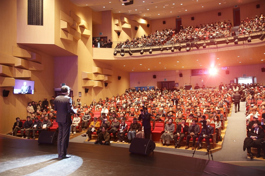 ▲ 도기욱 경상북도의회 의원의 저서 ‘우문현답’ 북콘서트가 5일 예천문화회관에서 각계 인사와 지역 주민 등 2500여 명이 참석한 가운데 성황리에 개최됐다.ⓒ도기욱 출마예정자측