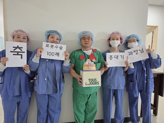 ▲ 포항성모병원 산부인과 홍대기 과장이 다빈치SP(Single Port)를 이용한 로봇수술 100건을 달성했다.ⓒ포항성모병원