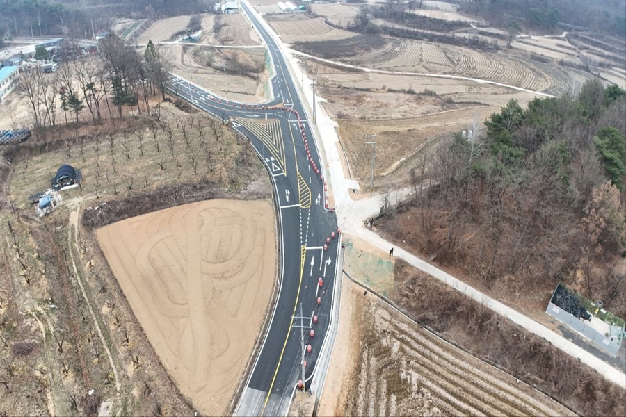 ▲ 예천군이 도청신도시 개발과 제2단계 확장에 발맞춰 원도심과 신도시, 인근 시·군을 유기적으로 연결하는 교통체계 구축에 속도를 내고 있다(백송~오천간 도로개설).ⓒ예천군
