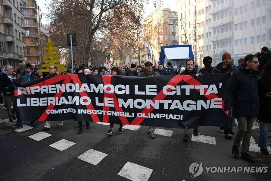 ▲ 밀라노 도심에서 열린 올림픽 반대 시위 [AFP=연합뉴스. 재판매 및 DB 금지]ⓒ연합뉴스