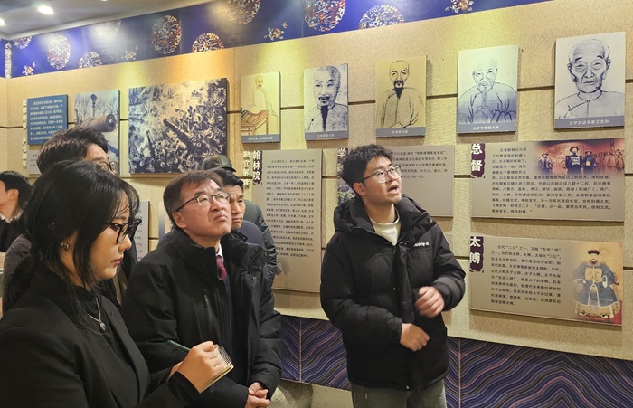 ▲ 전형식 충남도 정무부지사가 중국 양저우시에 위치한 완연가묘를 찾아 추사 김정희와 관련된 역사적 인연을 살펴보고 있다.ⓒ충남도