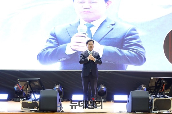 ▲ 7일 박정현 부여군수가 자신의 저서 ‘변방에서 부는 바람’ 출간을 기념하며 ‘변방에서 시작되는 국가 변화’라는 정치 철학을 분명히 했다. ⓒ김경태기자